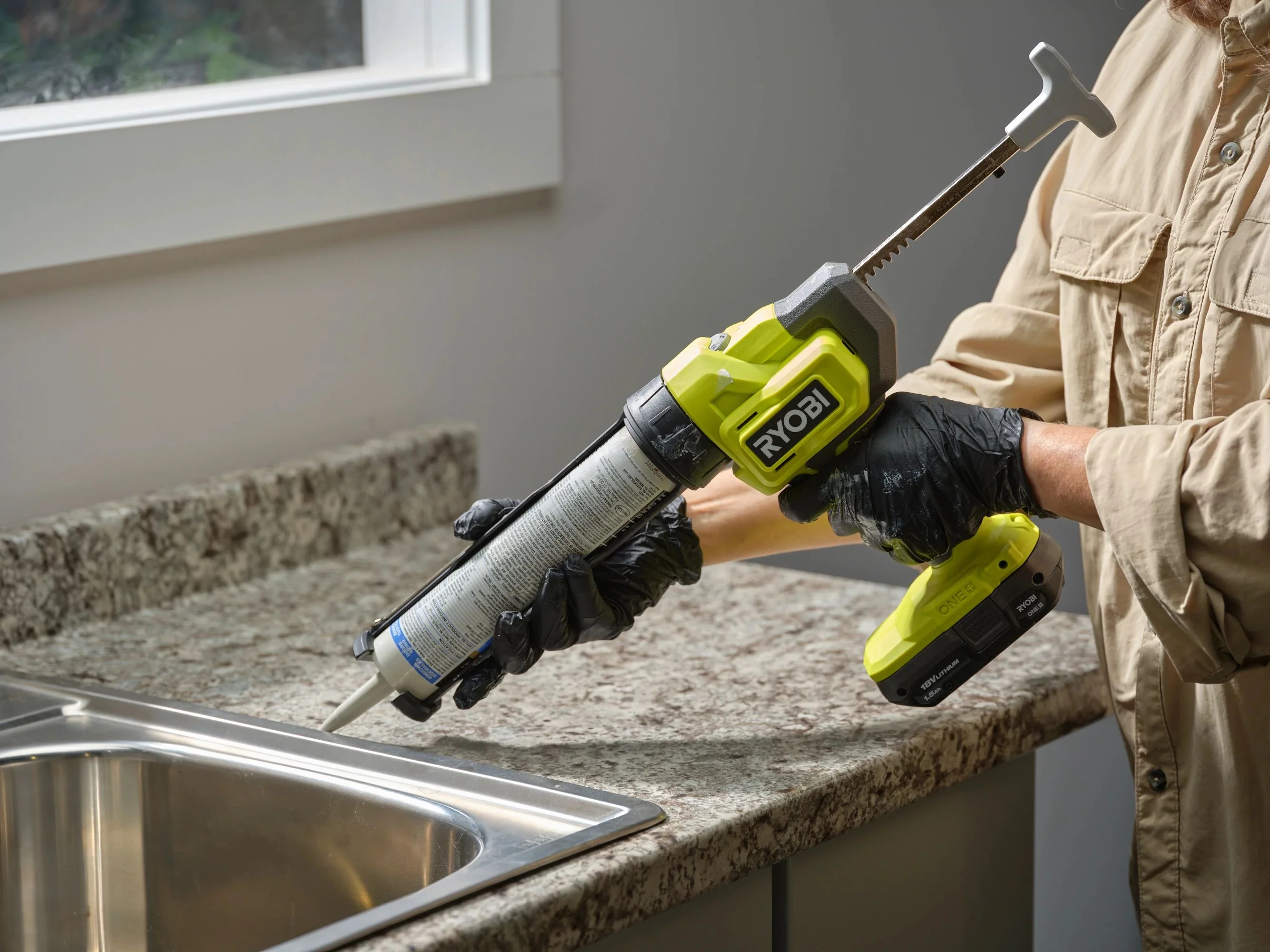 18V ONE+ 10 oz. Caulk and Adhesive Gun Kit - Image 10